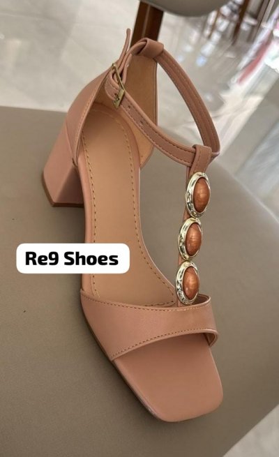 SANDÁLIA NUDE / ENFEITE VERTICAL