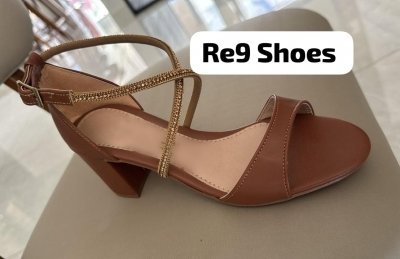 SANDÁLIA CARAMELO / STRASS CRUZADO / SALTO BLOCO