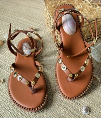 SANDÁLIA FLAT DEDO CARAMELO / ENFEITE DOURADO