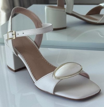 SANDÁLIA OFF WHITE / SALTO BLOCO / ENFEITE