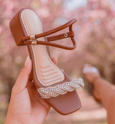 SANDÁLIA CARAMELO / TRANÇA STRASS / AJUSTE LATERAL