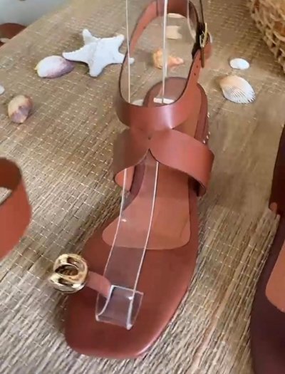 SANDÁLIA CARAMELO / DEDO / SALTO COM APLIQUE DOURADO