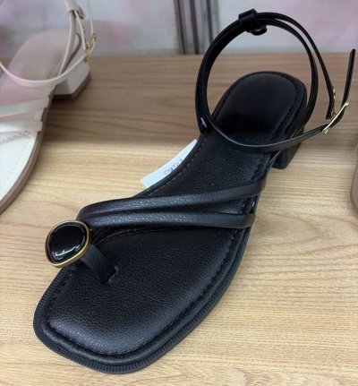 SANDÁLIA PRETA / ENFEITE DEDÃO / LINHA CONFORT / SALTINHO