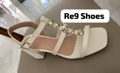 SANDÁLIA OFF WHITE SALTO BLOCO / APLICAÇÃO VERTICAL