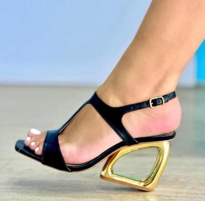 SANDÁLIA PRETA / SALTO VAZADO DOURADO