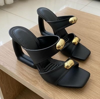 TAMANCO PRETO / SALTO VASADO / ENFEITE DOURADO