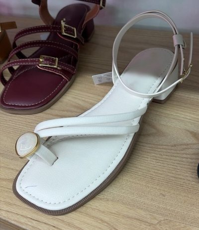 SANDÁLIA BRANCA / ENFEITE DEDÃO / LINHA CONFORT / SALTINHO