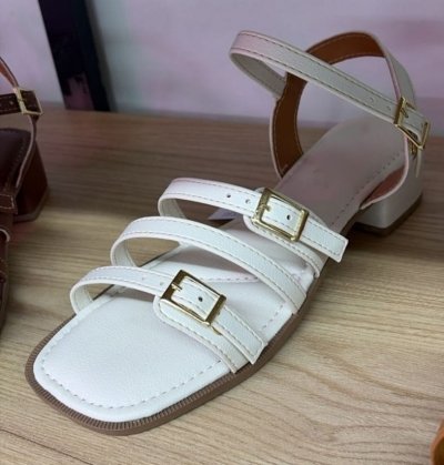 SANDÁLIA BRANCA / FIVELAS / SALTINHO