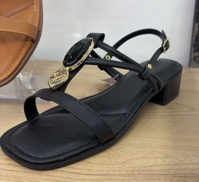 SANDÁLIA PRETA / PEDRARIA / LINHA CONFORT / SALTINHO