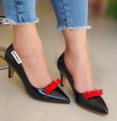 SCARPIN VERNIZ PRETO / LAÇO VERMELHO
