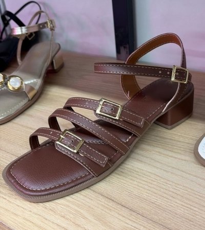 SANDÁLIA CAFÉ / TIRAS COM FIVELA / LINHA CONFORT / SALTINHO