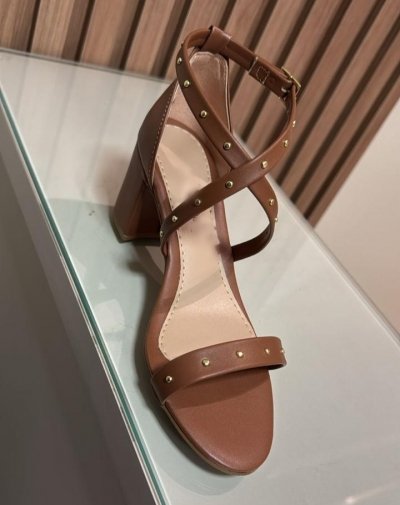 SANDÁLIA CARAMELO / TIRAS CRUZADAS / APLIQUE DOURADO