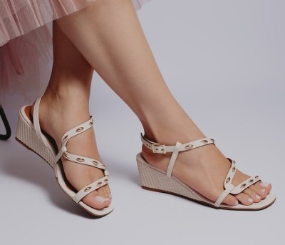 SANDÁLIA ANABELA / OFF WHITE / SALTO CUNHA / APLICAÇÃO
